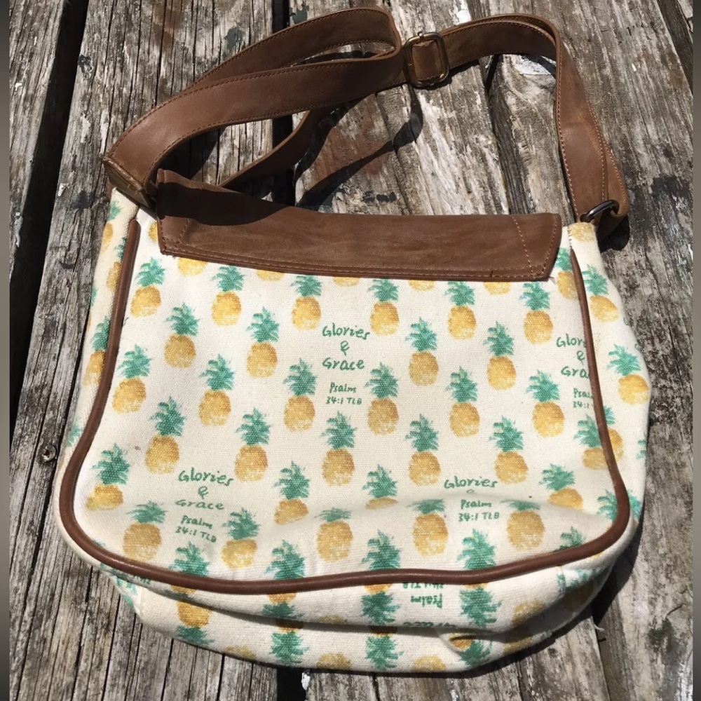 Mary & Martha Glories & Grace Pineapples Crossbody Bag Purse Hallmark White - Picture 1 of 8